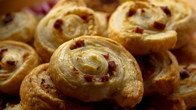 HOJALDRES DE PERA Y QUESO CON TRUFA (para 4 personas) 